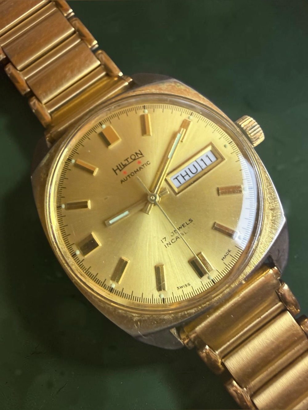 Vintage Hilton Automatic 17 Jewel Swiss Men’s Watch Day Date Gold Tone Runs
